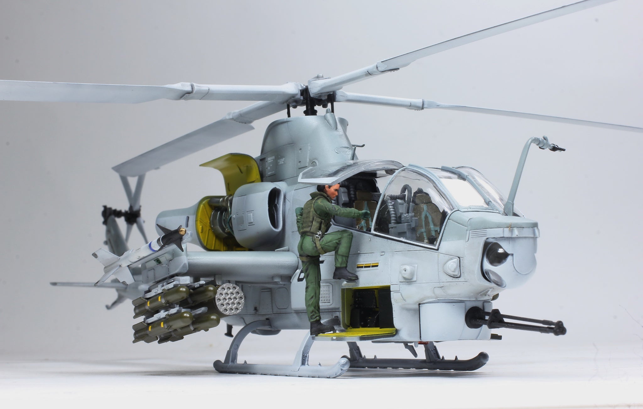 AH-1Z Viper /w Pilot - 1/48 Scaled Ratio - Modern War Pro Built Model