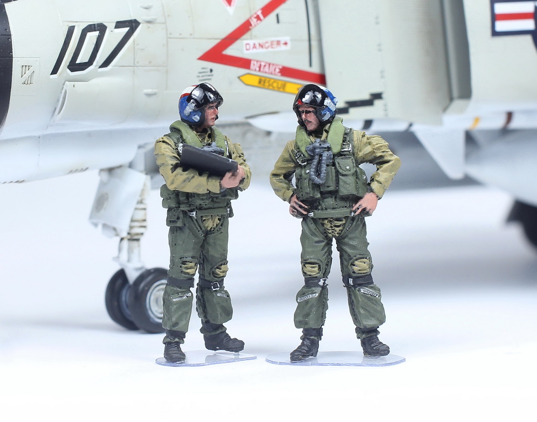 Set 02 US Fighter Pilots (F18 F14 F22 F35 F-15) Modern war, 1/48 Scaled  Ratio, Built & Painted by Probuiltmodel team